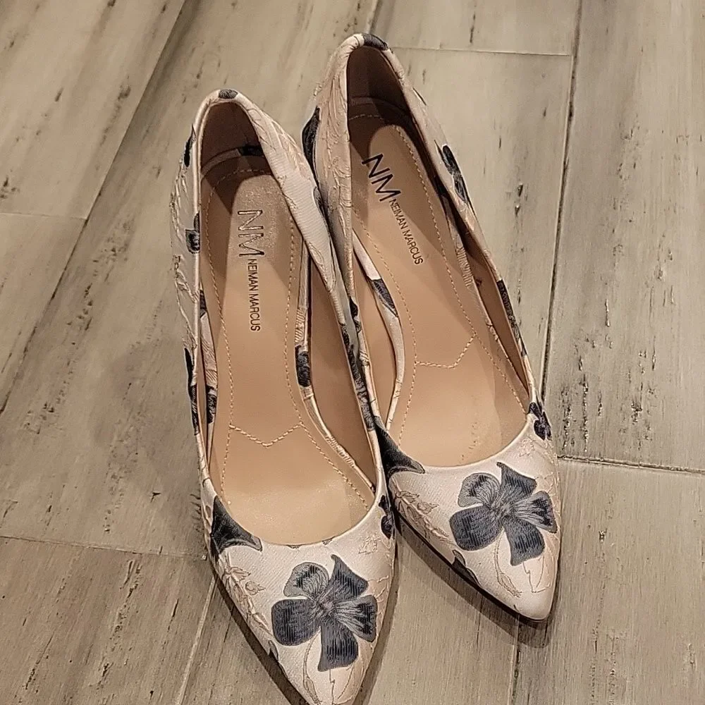 NM Neiman Marcus classic heels size 7M - Picture 4 of 5